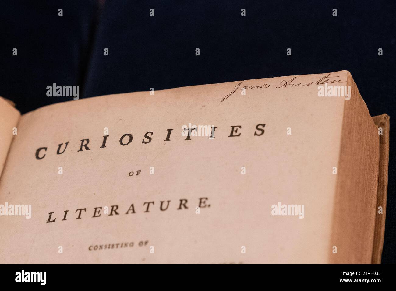 New York, USA. 30 novembre 2023. La firma e le osservazioni di Jane Austen sulla copia del libro Curiosities of Literature visto durante l'anteprima stampa di Sotheby's Luxury Sales alla casa d'aste di New York il 30 novembre 2023. (Foto di Lev Radin/Sipa USA) credito: SIPA USA/Alamy Live News Foto Stock
