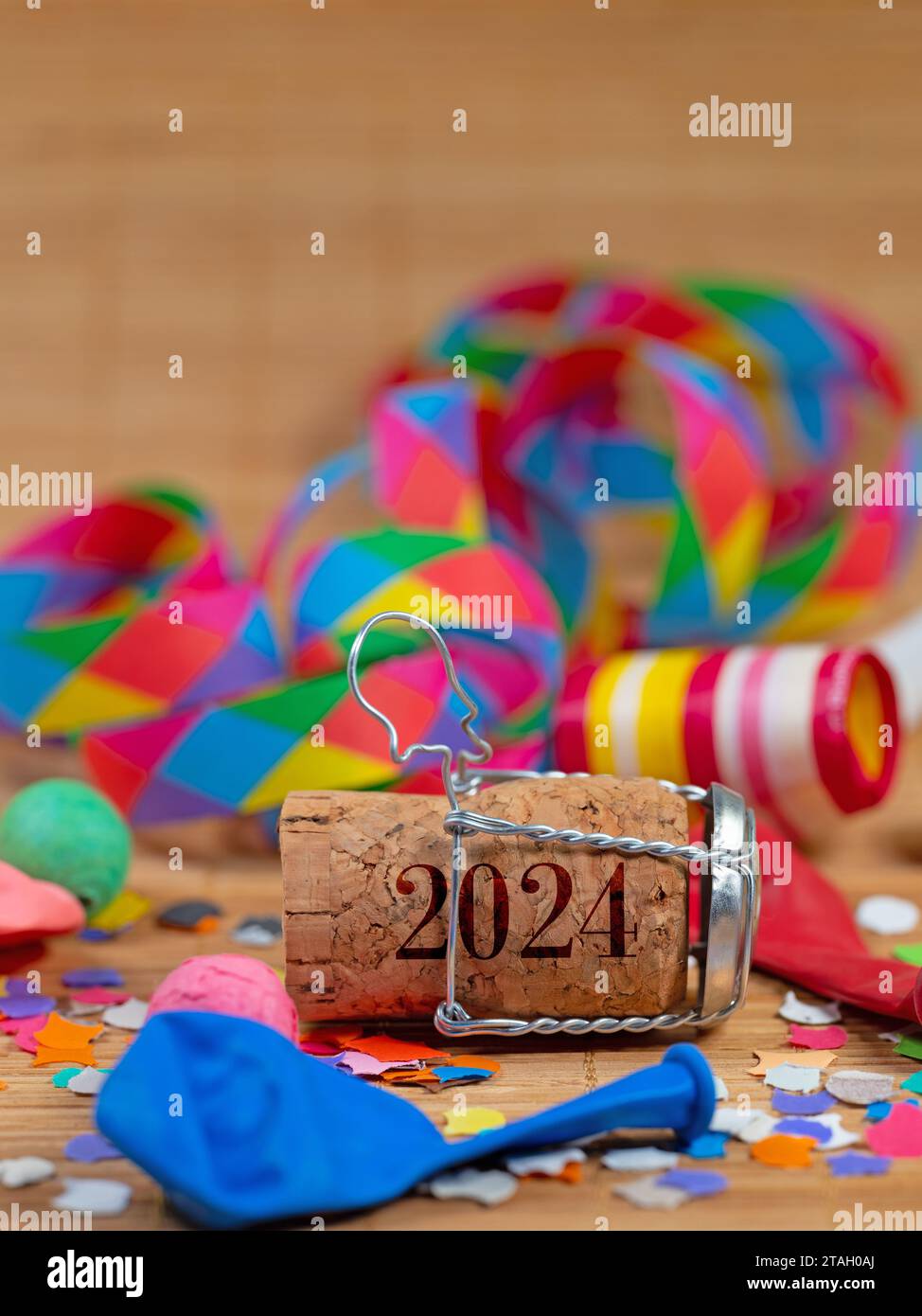 Vigilia di Capodanno, tappo di champagne con l'iscrizione "2024" Foto Stock