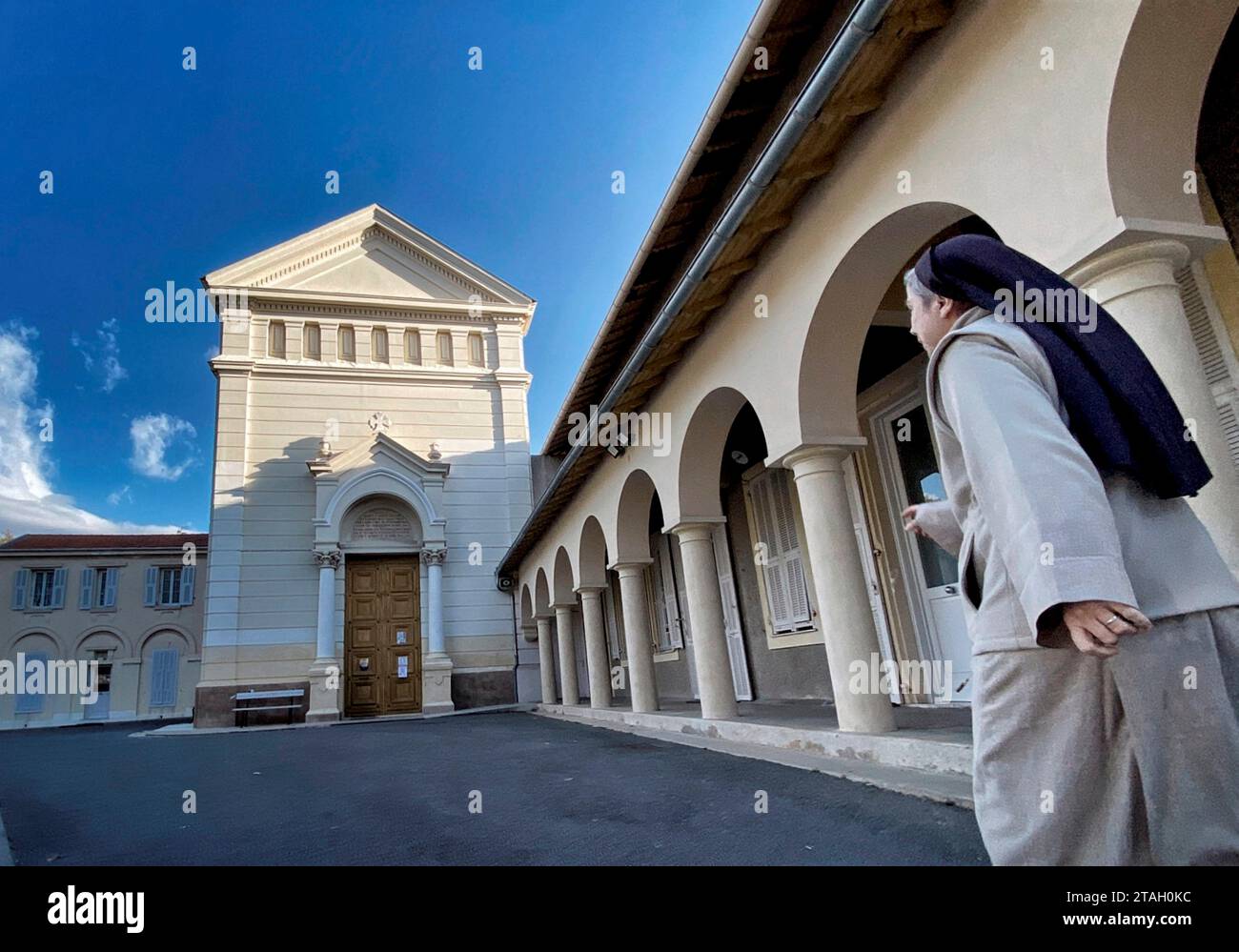 © PHOTOPQR/NICE MATIN/Frantz Bouton ; Nizza ; 25/11/2023 ; Monastère Sainte Claire de Nice Après 100 ans de présence, les Sœurs Clarisse quittent leur monastère de Nice. Les Clarisses ont fondé leur monastère en 1924. Elles quitteront l'immense bâtisse de pierres blanches de Cap de Croix, sur les hauteurs de Nice et ses quatre ettari de jardins. Les 9 religieuses vieillissent et peinent à assumer l'entretien des bâtiments et l'avenir de la communauté. Elles partiront dans quelques mois. Le lieu sera transmis à un autre ordre. Nizza, Francia 25 novembre 2023 dopo 100 anni di presenza, il sis Foto Stock