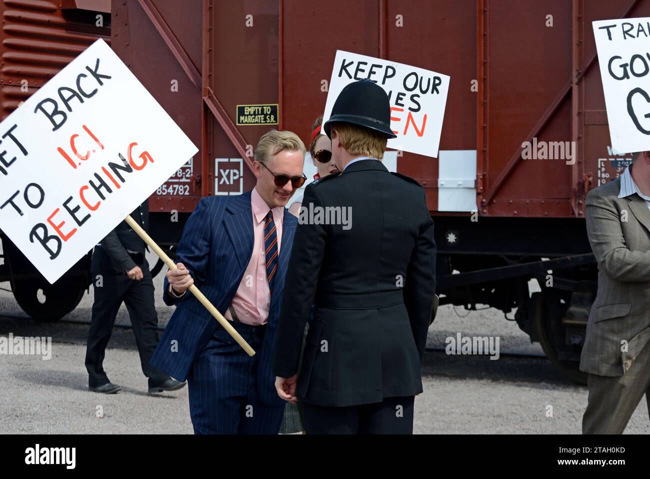 I reattori degli anni '1960 mettono in scena una protesta anti Dr Beeching alla chiusura della ferrovia a Quorn Station, Great Central Heritage Railway, Leics, agosto 2023 Foto Stock