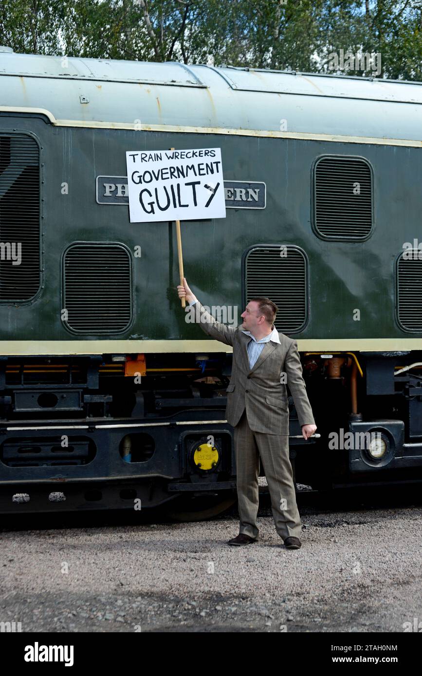 I reattori degli anni '1960 mettono in scena una protesta anti Dr Beeching alla chiusura della ferrovia a Quorn Station, Great Central Heritage Railway, Leics, agosto 2023 Foto Stock