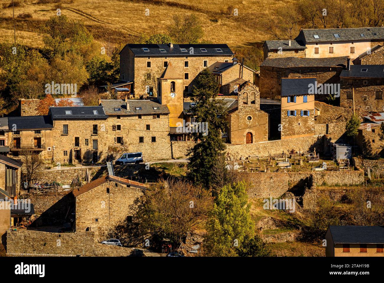 Villaggio di Eyne in una mattina d'autunno (Haute Cerdagne, Pyrénées-Orientales, Occitanie, Francia) ESP: Pueblo de Eyne en una mañana de Otoño Francia Pirineos Foto Stock