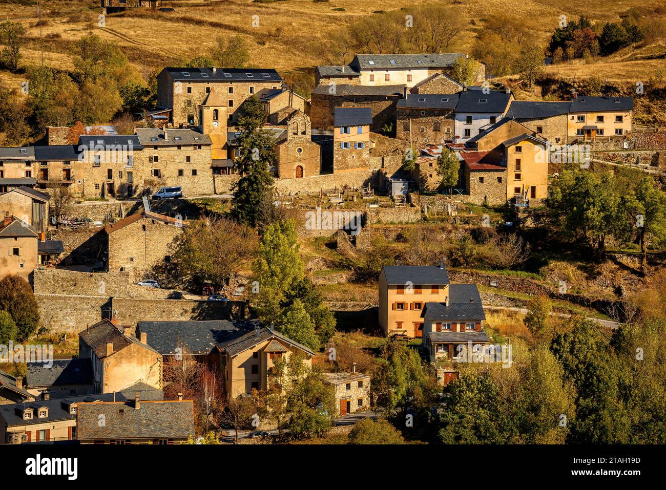 Villaggio di Eyne in una mattina d'autunno (Haute Cerdagne, Pyrénées-Orientales, Occitanie, Francia) ESP: Pueblo de Eyne en una mañana de Otoño Francia Pirineos Foto Stock