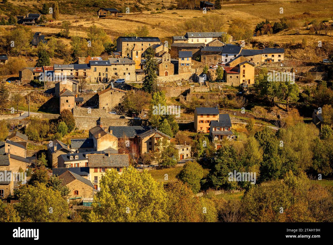 Villaggio di Eyne in una mattina d'autunno (Haute Cerdagne, Pyrénées-Orientales, Occitanie, Francia) ESP: Pueblo de Eyne en una mañana de Otoño Francia Pirineos Foto Stock