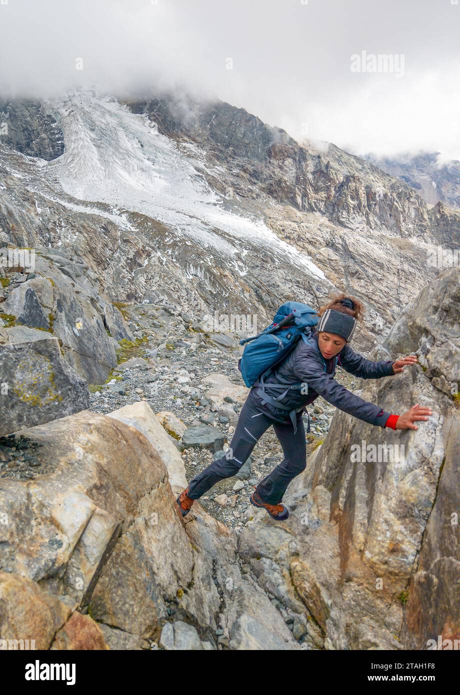 Monte Rosa (Italia) - Una vista sulle montagne in Val d'Ayas con il Monte Rosa vetta delle Alpi, sentieri alpinistici per il Rifugio Mezzalama e Guida di Ayas Foto Stock