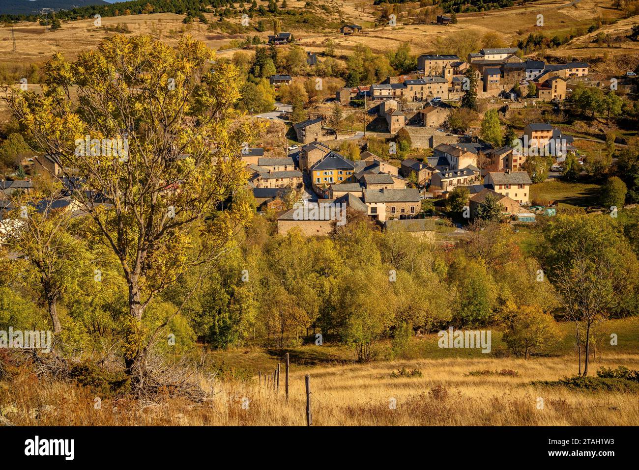 Villaggio di Eyne in una mattina d'autunno (Haute Cerdagne, Pyrénées-Orientales Occitanie Francia) ESP: Pueblo de Eyne en una mañana de Otoño (Francia Pirineos) Foto Stock