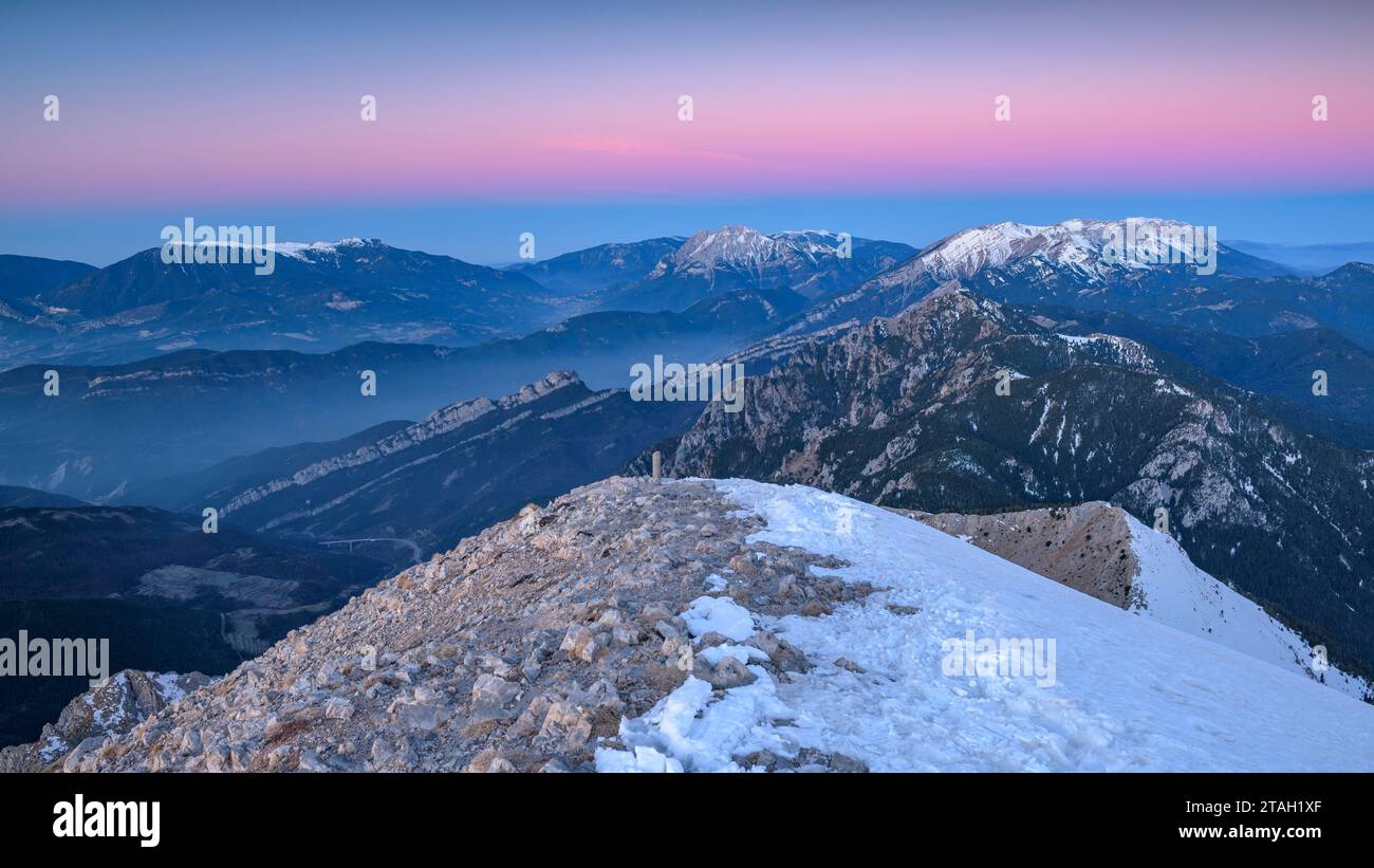 Alba vista dalla cima innevata della Tosa d'Alp all'alba d'inverno (Berguedà, Catalogna, Spagna, Pirenei) ESP Amanecer visto desde la Tosa d'Alp España Foto Stock