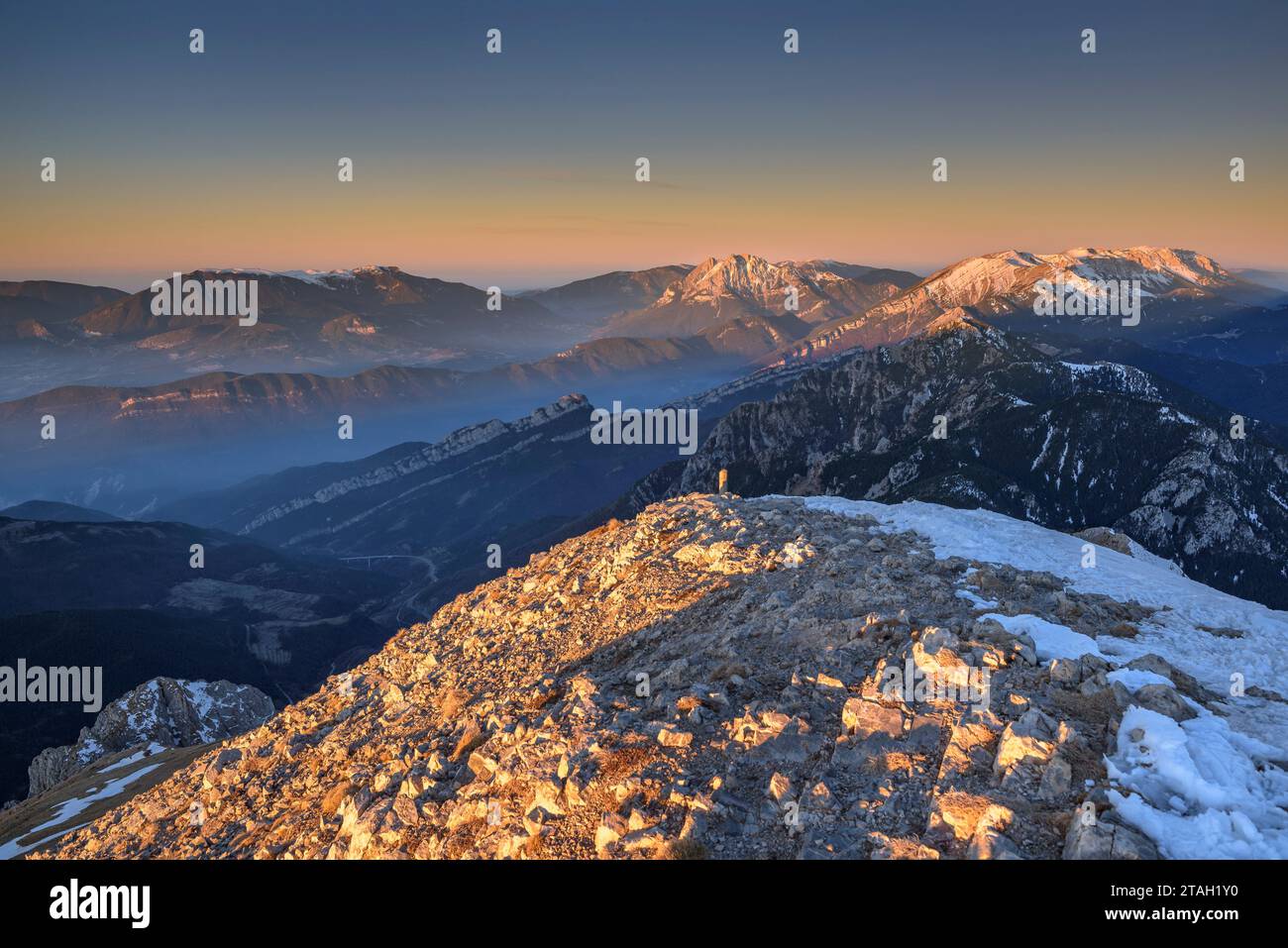 Alba vista dalla cima della Tosa d'Alp, innevata in inverno, che guarda verso il parco naturale Cadí-Moixeró. Berguedà, Catalogna, Spagna, Pirenei Foto Stock