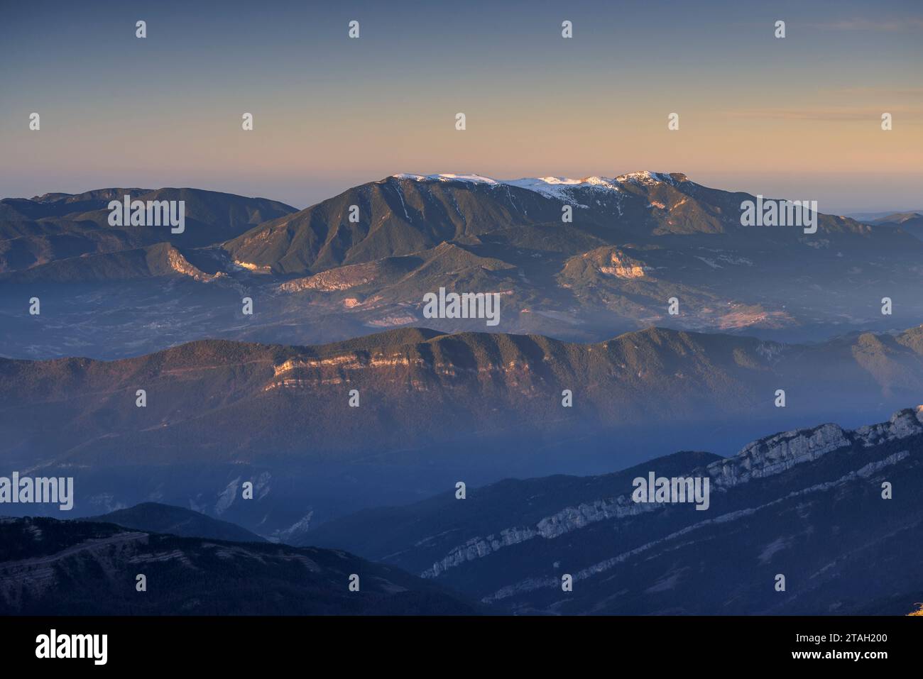 Alba vista dalla cima della Tosa d'Alp, innevata in inverno, che guarda verso il parco naturale Cadí-Moixeró. Berguedà, Catalogna, Spagna, Pirenei Foto Stock