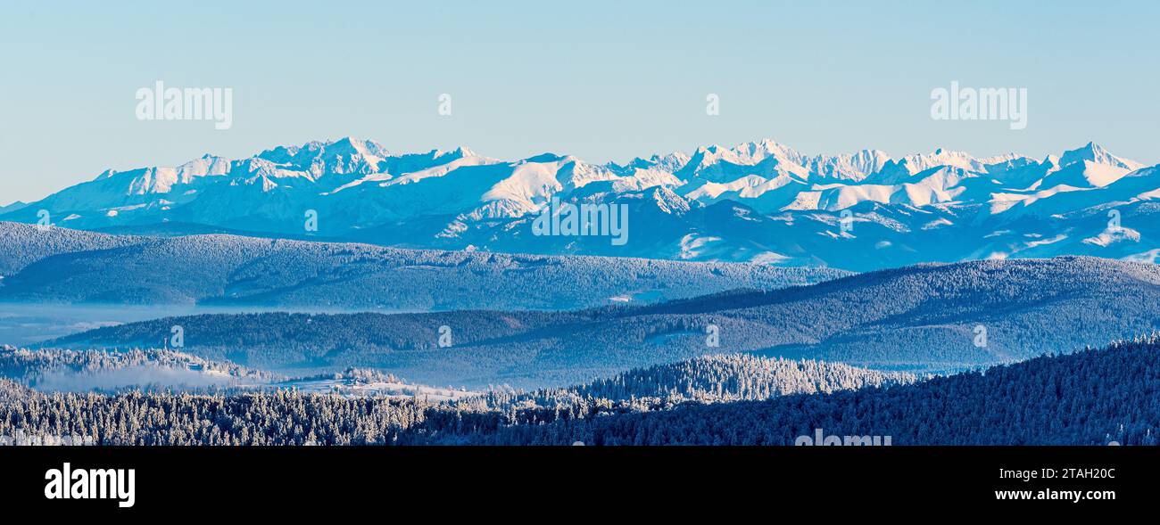 Vysoke Tatry dal colle Velka Raca in inverno le montagne Kysucke Beskydy ai confini slovacchi - polacchi Foto Stock