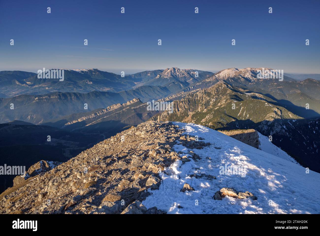 Alba vista dalla cima della Tosa d'Alp, innevata in inverno, che guarda verso il parco naturale Cadí-Moixeró. Berguedà, Catalogna, Spagna, Pirenei Foto Stock