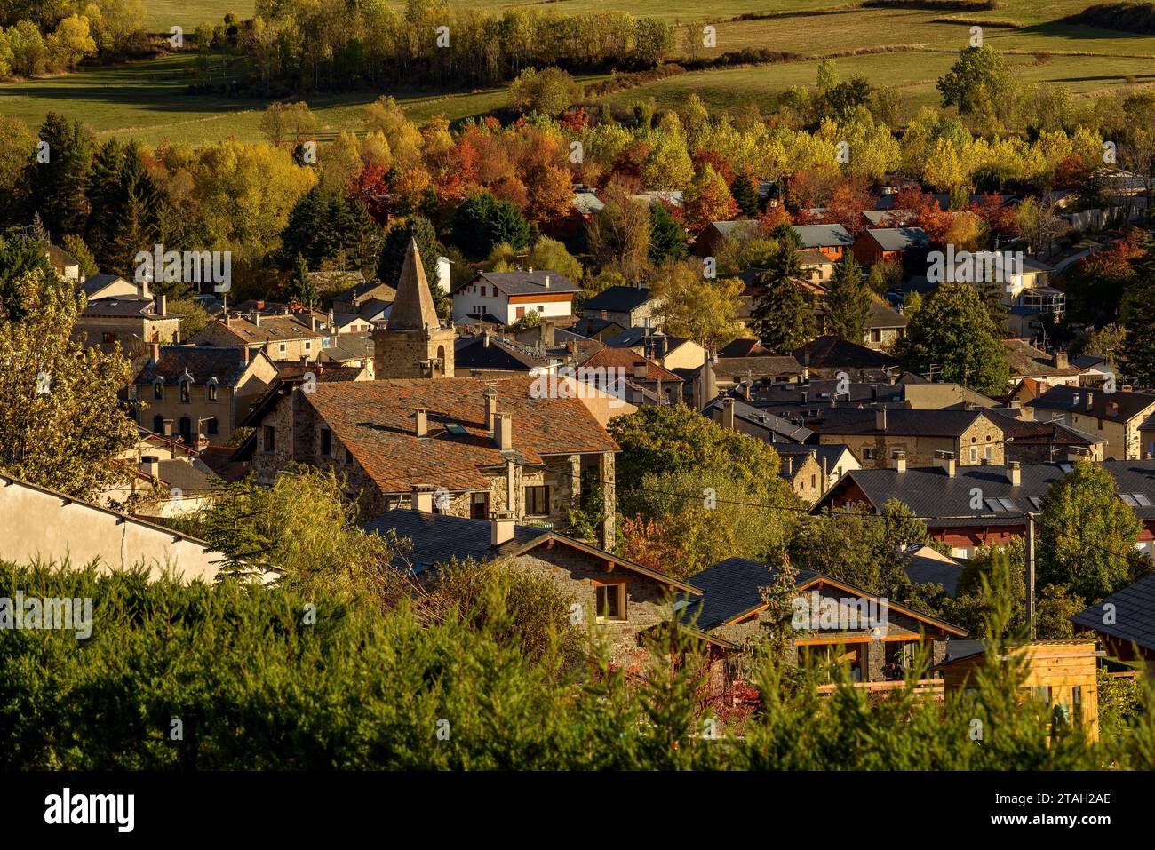 Villaggio di Saillagouse in un pomeriggio autunnale (Haute Cerdagne, Pyrénées-Orientales, Occitanie, Francia) ESP: Pueblo de Saillagouse en una tarde de de Otoño Foto Stock