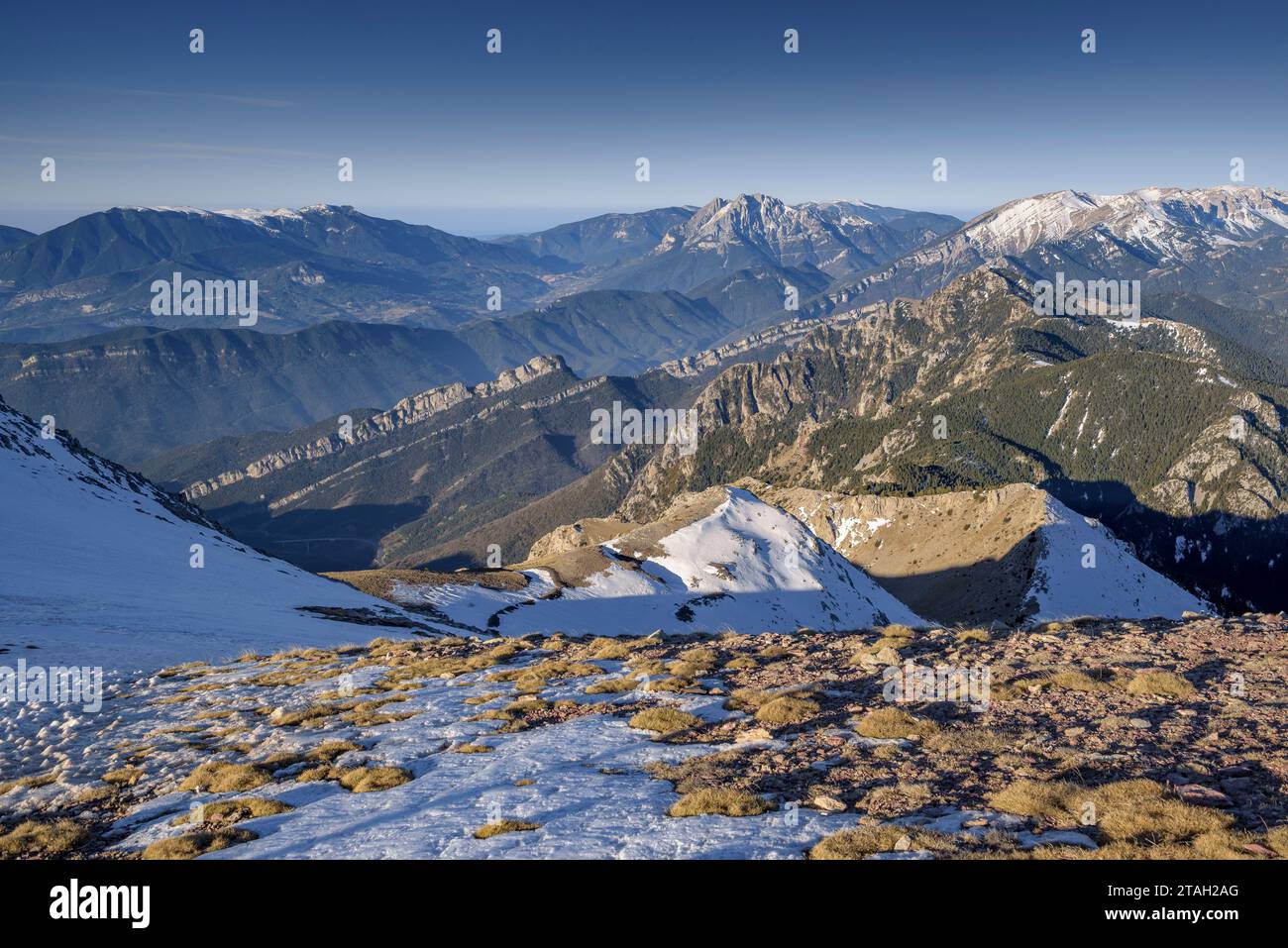 Cime innevate della regione Alt Berguedà e delle vette Pedraforca viste dalla cima della Tosa d'Alp in una mattinata d'inverno (Cerdanya, Catalogna, Spagna, Pirenei) Foto Stock
