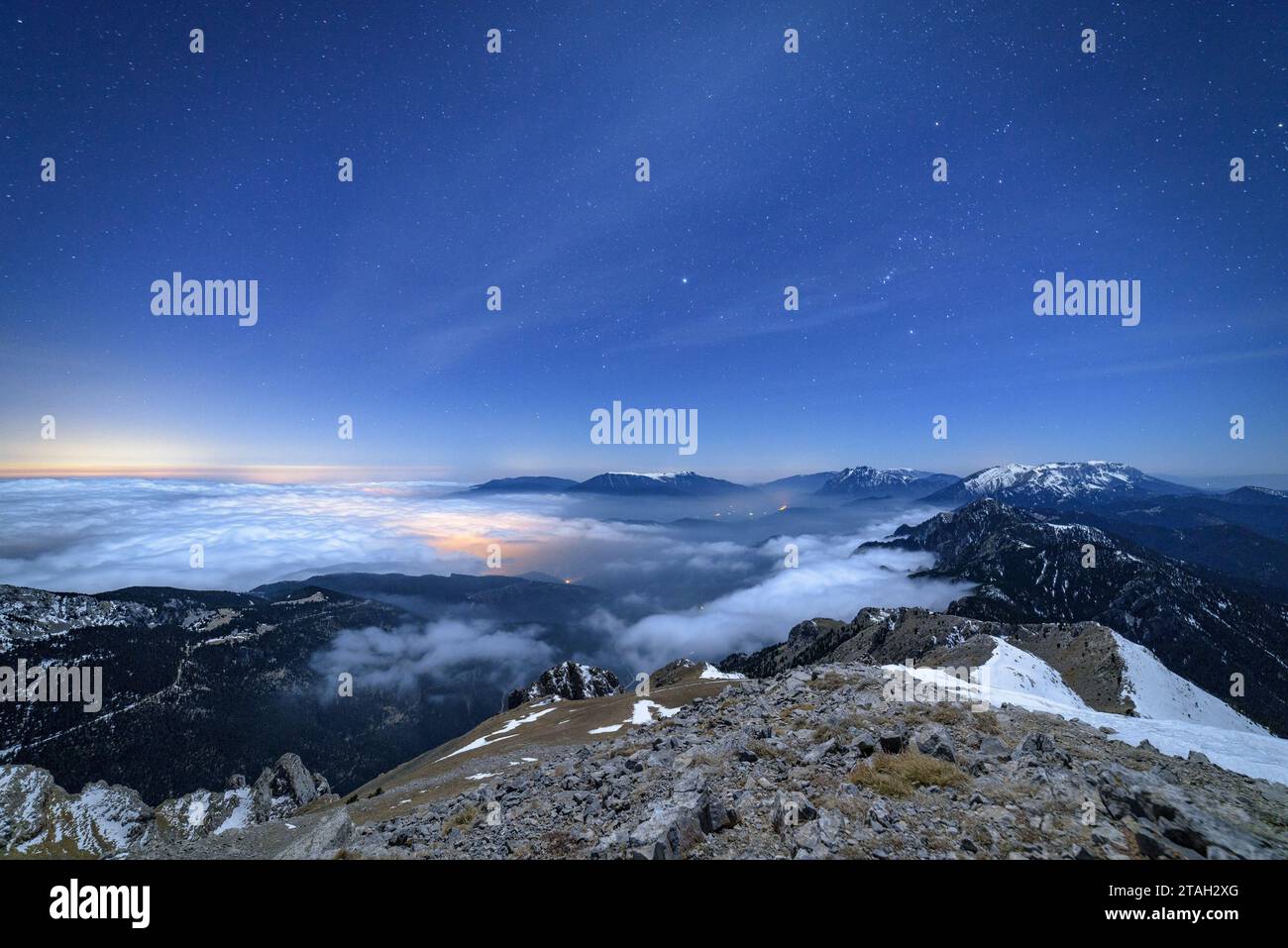 Notte invernale sulla cima della Tosa d'Alp, guardando verso Alt Berguedà con un mare di nuvole basse (Berguedà, Catalogna, Spagna, Pirenei) Foto Stock