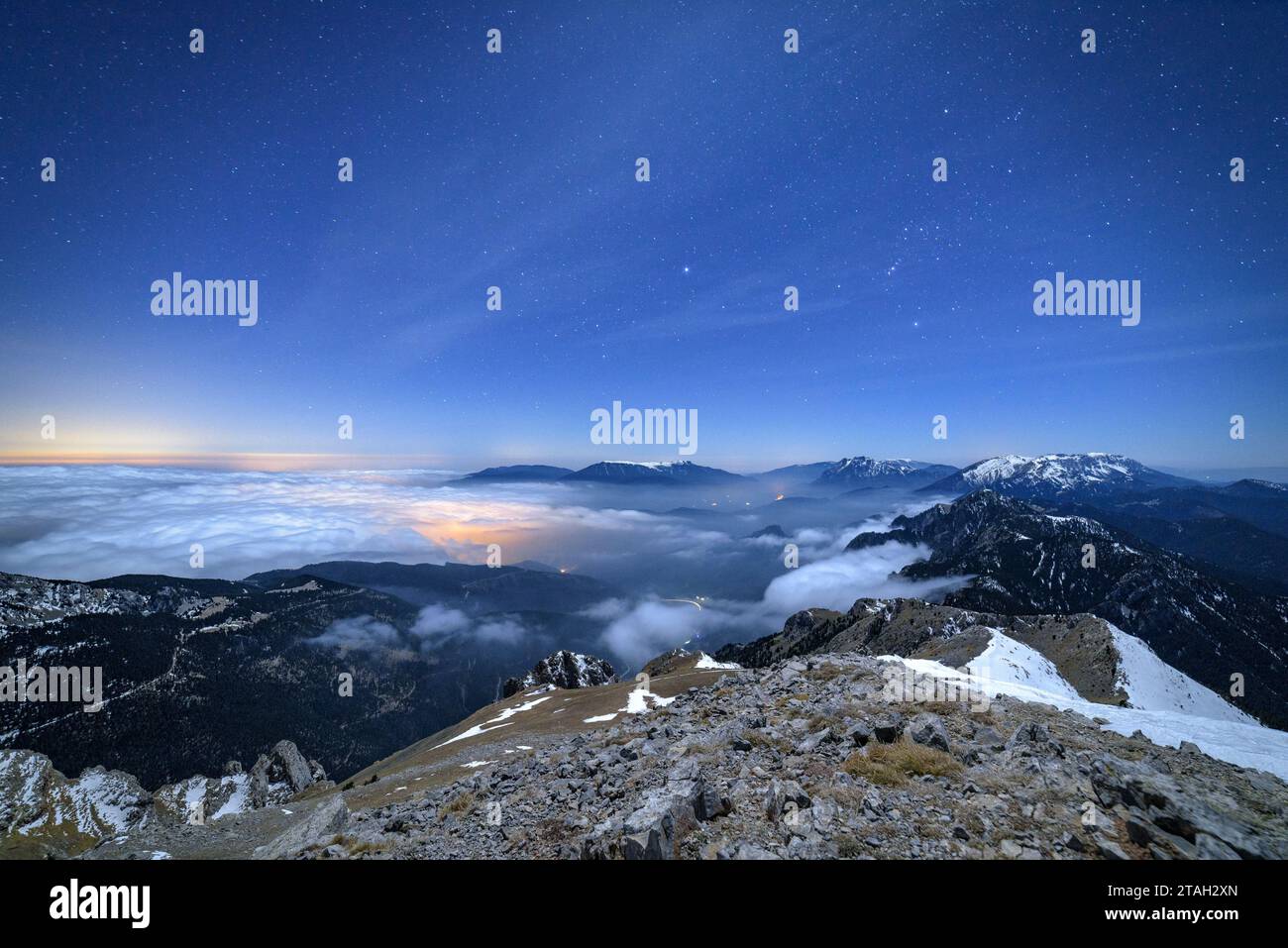 Notte invernale sulla cima della Tosa d'Alp, guardando verso Alt Berguedà con un mare di nuvole basse (Berguedà, Catalogna, Spagna, Pirenei) Foto Stock