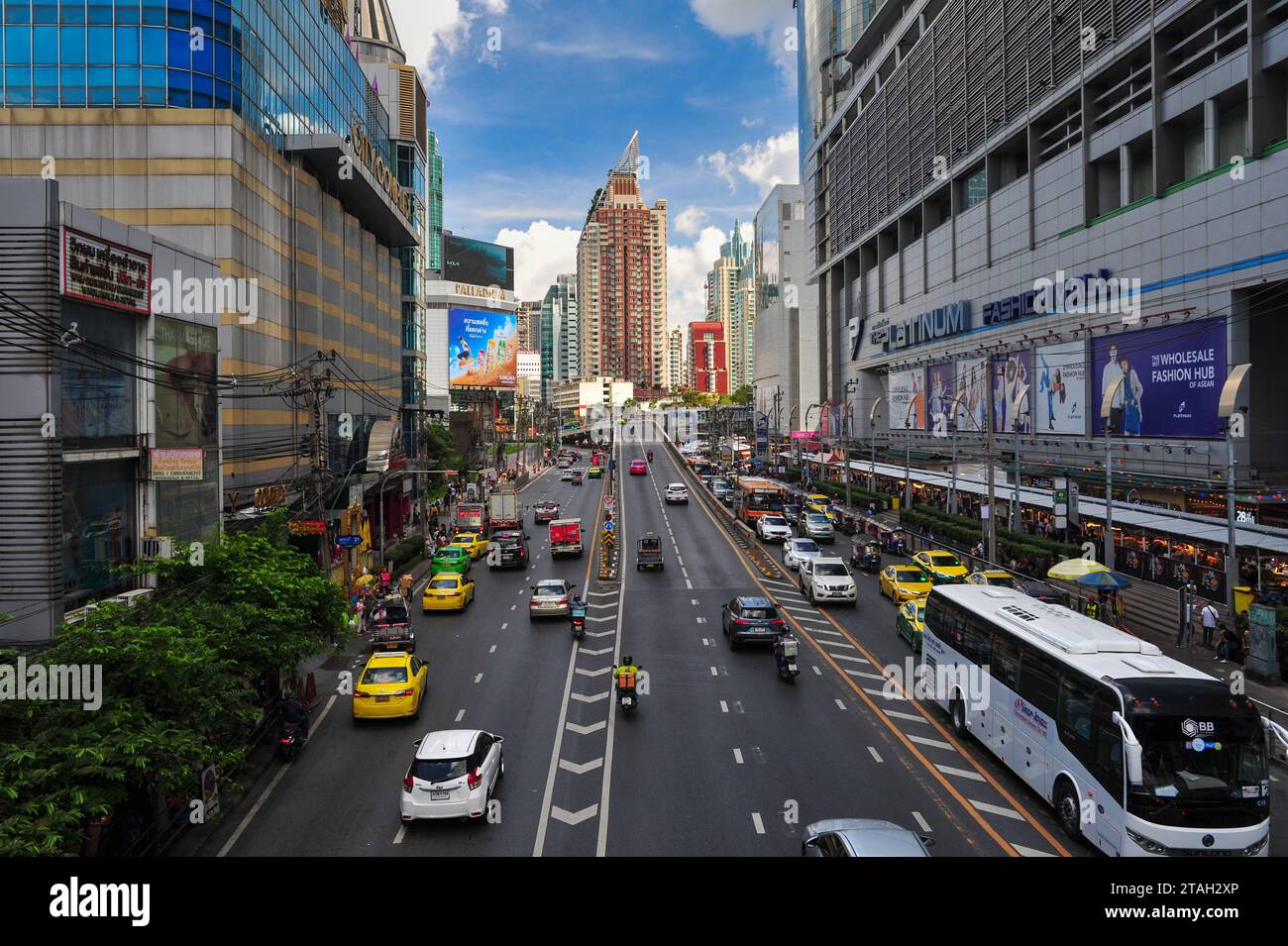 Strade trafficate e alti edifici di Bangkok. Thailandia. Foto Stock