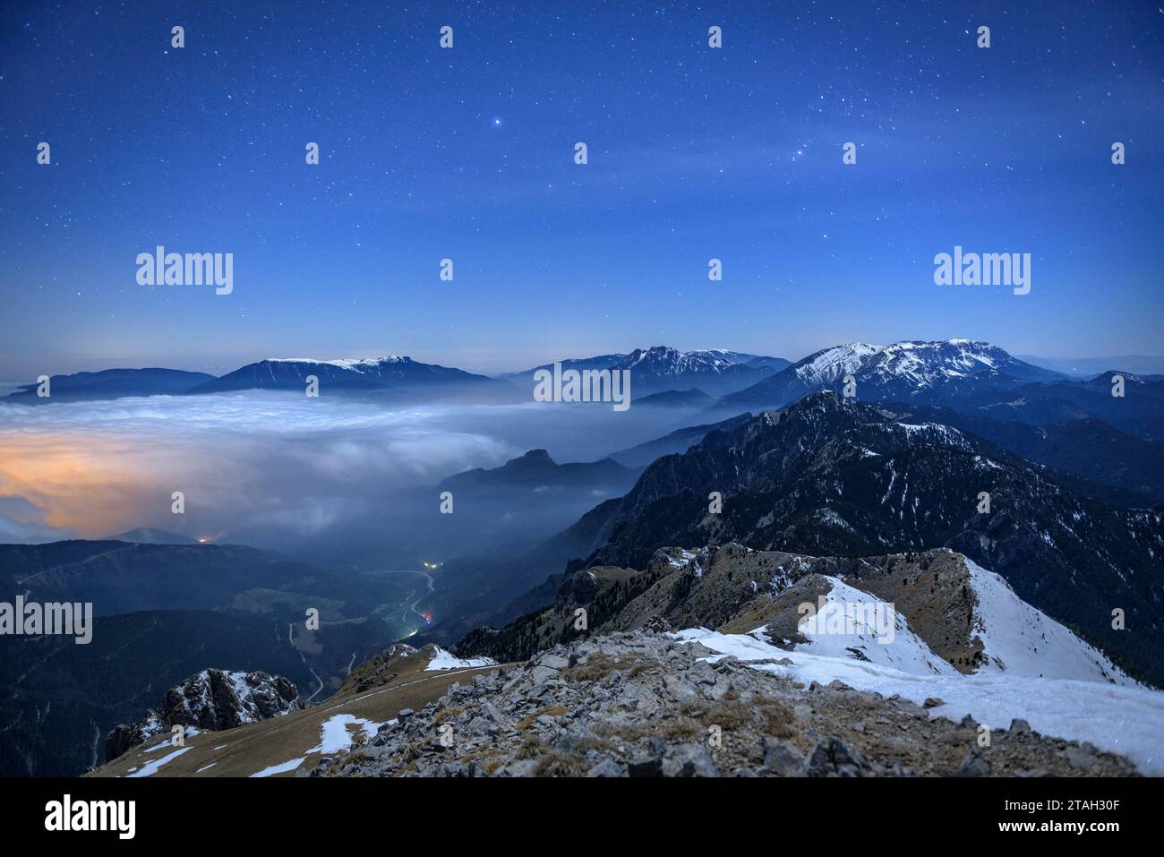 Notte invernale sulla cima della Tosa d'Alp, guardando verso Alt Berguedà con un mare di nuvole basse (Berguedà, Catalogna, Spagna, Pirenei) Foto Stock