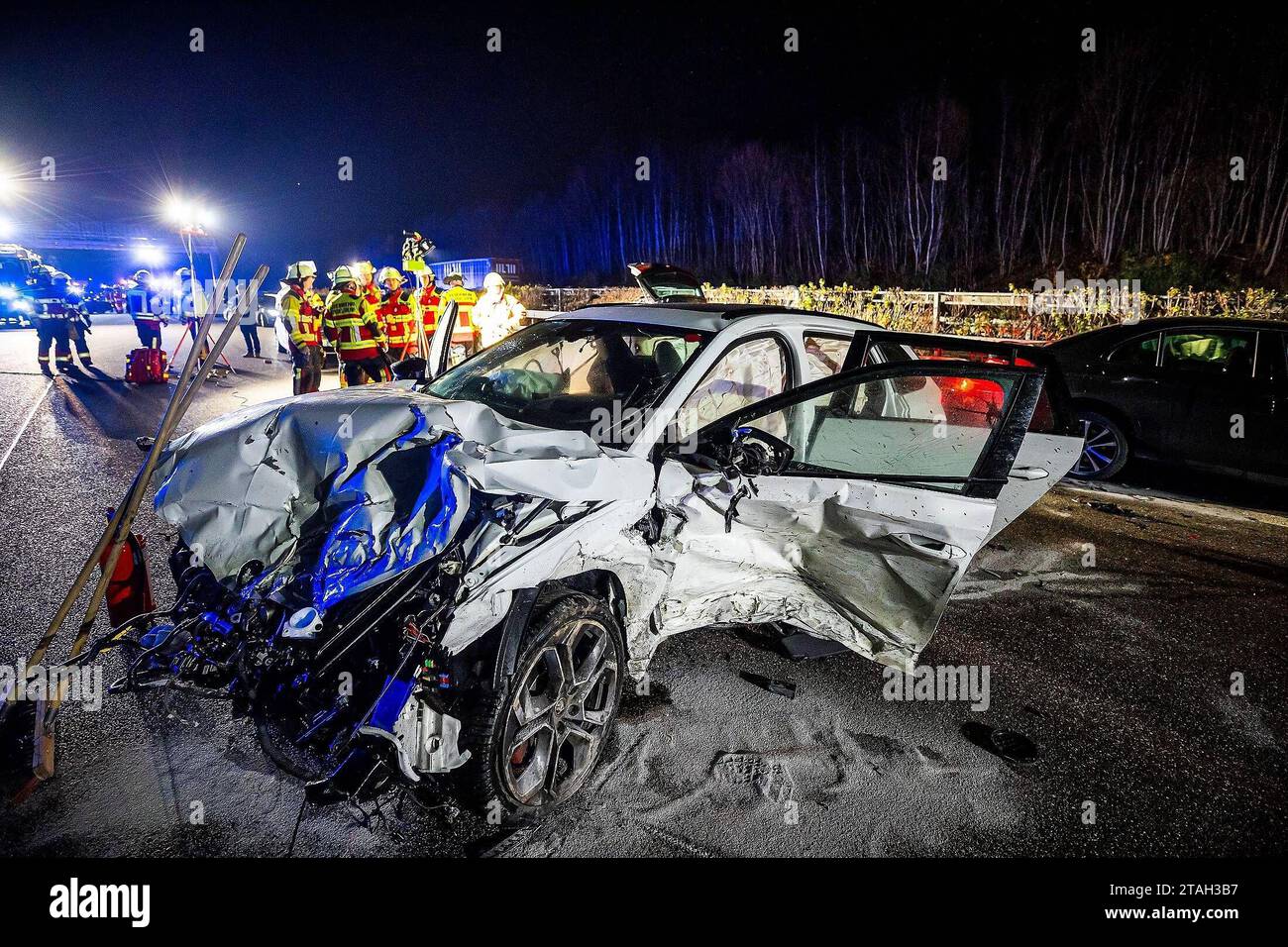 Schwerer Verkehrsunfall auf A81 bei Mundelsheim: Großeinsatz der Rettungskräfte für mehrere Verletzte 30.11.2023: Zu einem schweren Verkehrsunfall kam es am Donnerstag 30.11.2023 gegen 21:50 Uhr auf der Bundesautobahn 81 auf Höhe der Autobahnanschlussstelle Mundelsheim a Fahrtrichtung Stuttgart. Ein 33-jähriger Mazda-Lenker befuhr den mittleren Fahrstreifen der dreispurigen Autobahn. Kurz nach der Anschlussstelle Mundelsheim wollte er auf den linken Fahrstreifen wechseln. Mutmaßlich übersah er hierbei einen auf dem linken Fahrstreifen heranfahrenden Verkehrsteilnehmer und steuerte aufgrund de Foto Stock