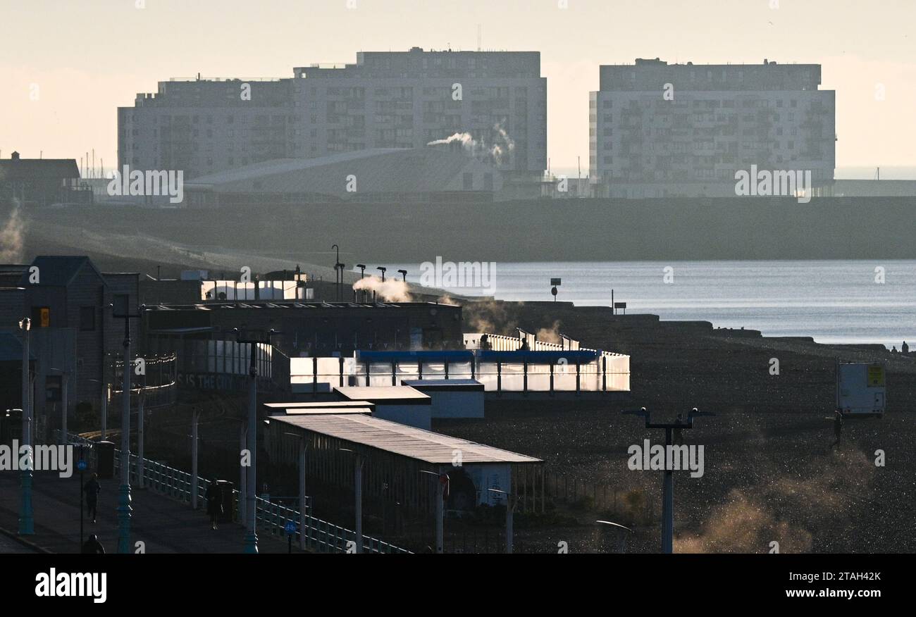 Brighton Regno Unito 1 dicembre 2023 - il vapore sorge sul lungomare di Brighton all'alba questa mattina dopo la notte più fredda della stagione finora in tutta la Gran Bretagna : Credit Simon Dack / Alamy Live News Foto Stock