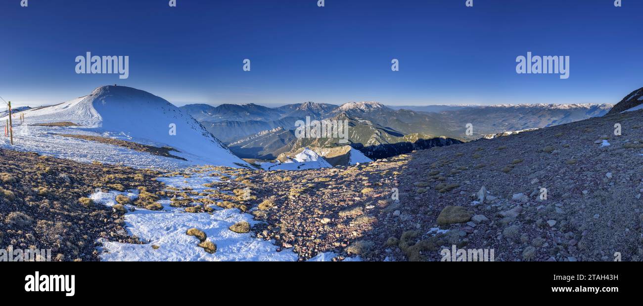 Vista panoramica dalla cima della Tosa d'Alp in una nevosa mattinata invernale (Cerdanya, Catalogna, Spagna, Pirenei) ESP Vista panorámica desde la Tosa d'Alp Foto Stock