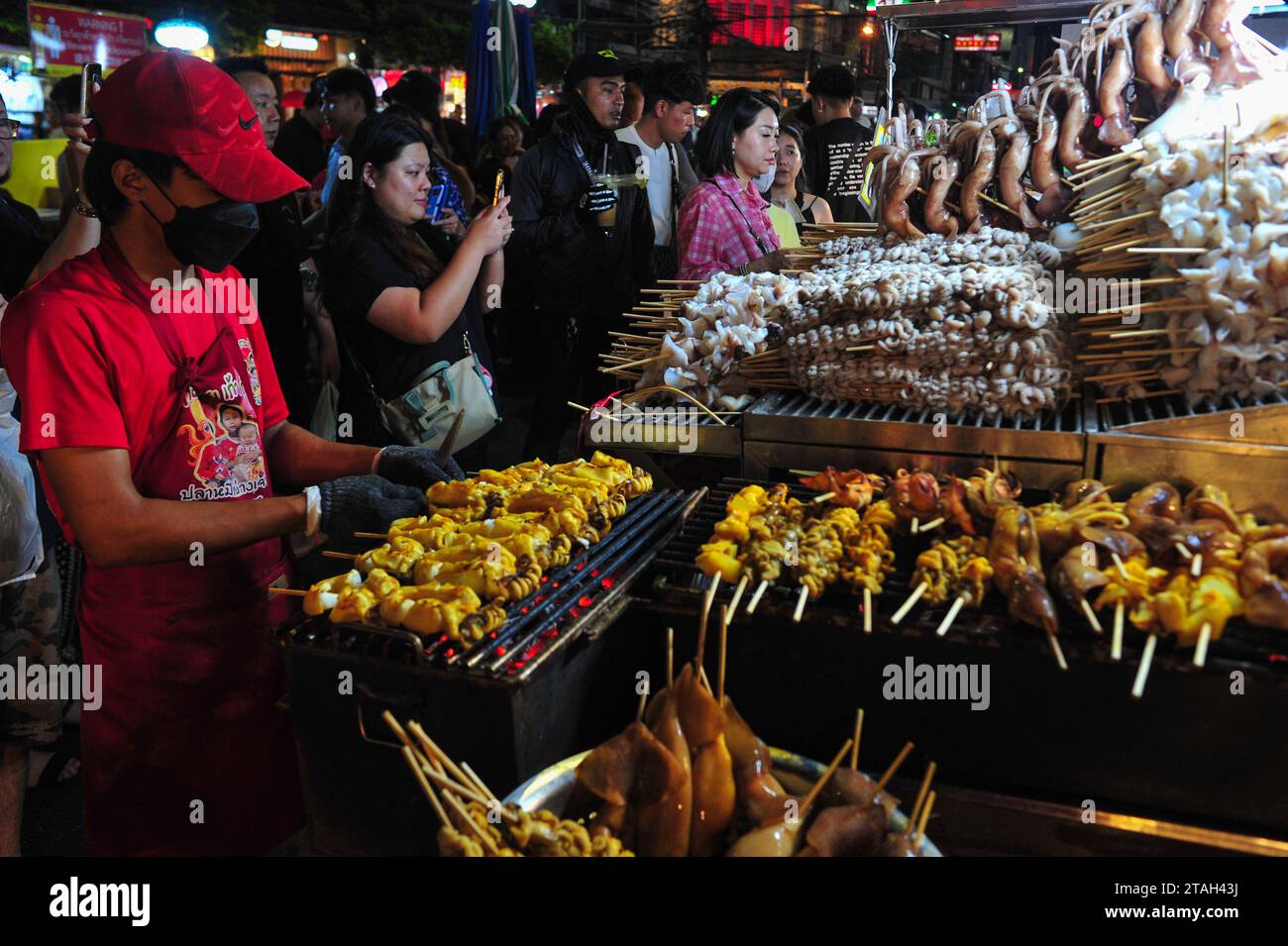 Chinatown a Bangkok è una delle più grandi Chinatown del mondo ed è rinomata per i suoi incredibili negozi e la sua cucina stuzzicante. Fondato oltre 200 anni fa, questo è il principale hub per la grande comunità cinese di Bangkok. Avventurati lungo Yaowarat Road, vivace di attività e piena di negozi che offrono una vasta gamma di souvenir, gioielli e bigiotteria. Quindi, fai una sosta in un ristorante a conduzione familiare per gustare un'omelette di ostriche o dim sum. Bangkok, Thailandia. Foto Stock
