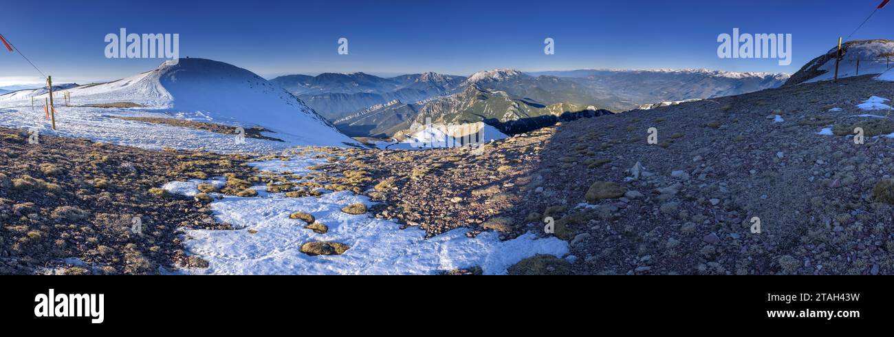 Vista panoramica dalla cima della Tosa d'Alp in una nevosa mattinata invernale (Cerdanya, Catalogna, Spagna, Pirenei) ESP Vista panorámica desde la Tosa d'Alp Foto Stock