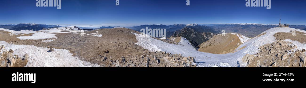 Vista panoramica dalla cima della Tosa d'Alp in una nevosa mattinata invernale (Cerdanya, Catalogna, Spagna, Pirenei) ESP Vista panorámica desde la Tosa d'Alp Foto Stock