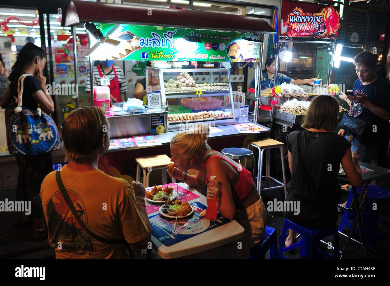 Chinatown a Bangkok è una delle più grandi Chinatown del mondo ed è rinomata per i suoi incredibili negozi e la sua cucina stuzzicante. Fondato oltre 200 anni fa, questo è il principale hub per la grande comunità cinese di Bangkok. Avventurati lungo Yaowarat Road, vivace di attività e piena di negozi che offrono una vasta gamma di souvenir, gioielli e bigiotteria. Quindi, fai una sosta in un ristorante a conduzione familiare per gustare un'omelette di ostriche o dim sum. Bangkok, Thailandia. Foto Stock