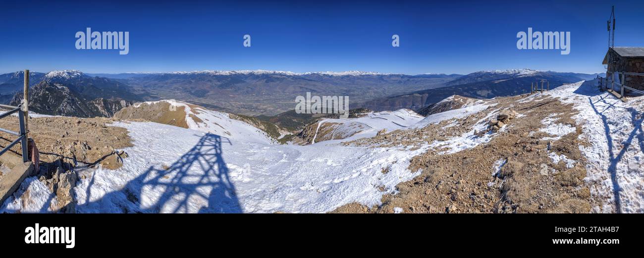 Vista panoramica dalla cima della Tosa d'Alp in una nevosa mattinata invernale (Cerdanya, Catalogna, Spagna, Pirenei) ESP Vista panorámica desde la Tosa d'Alp Foto Stock