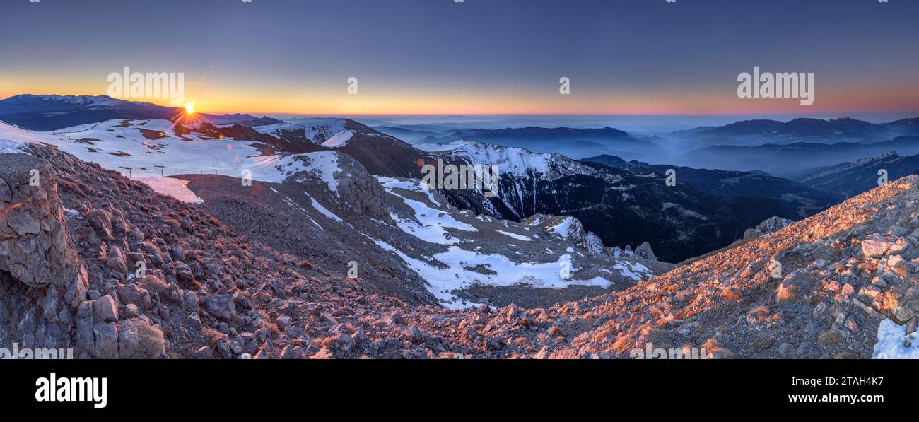 Vista panoramica dalla cima della Tosa d'Alp all'alba d'inverno (Berguedà, Catalogna, Spagna, Pirenei) ESP: Vista panorámica desde la Tosa d'Alp Foto Stock
