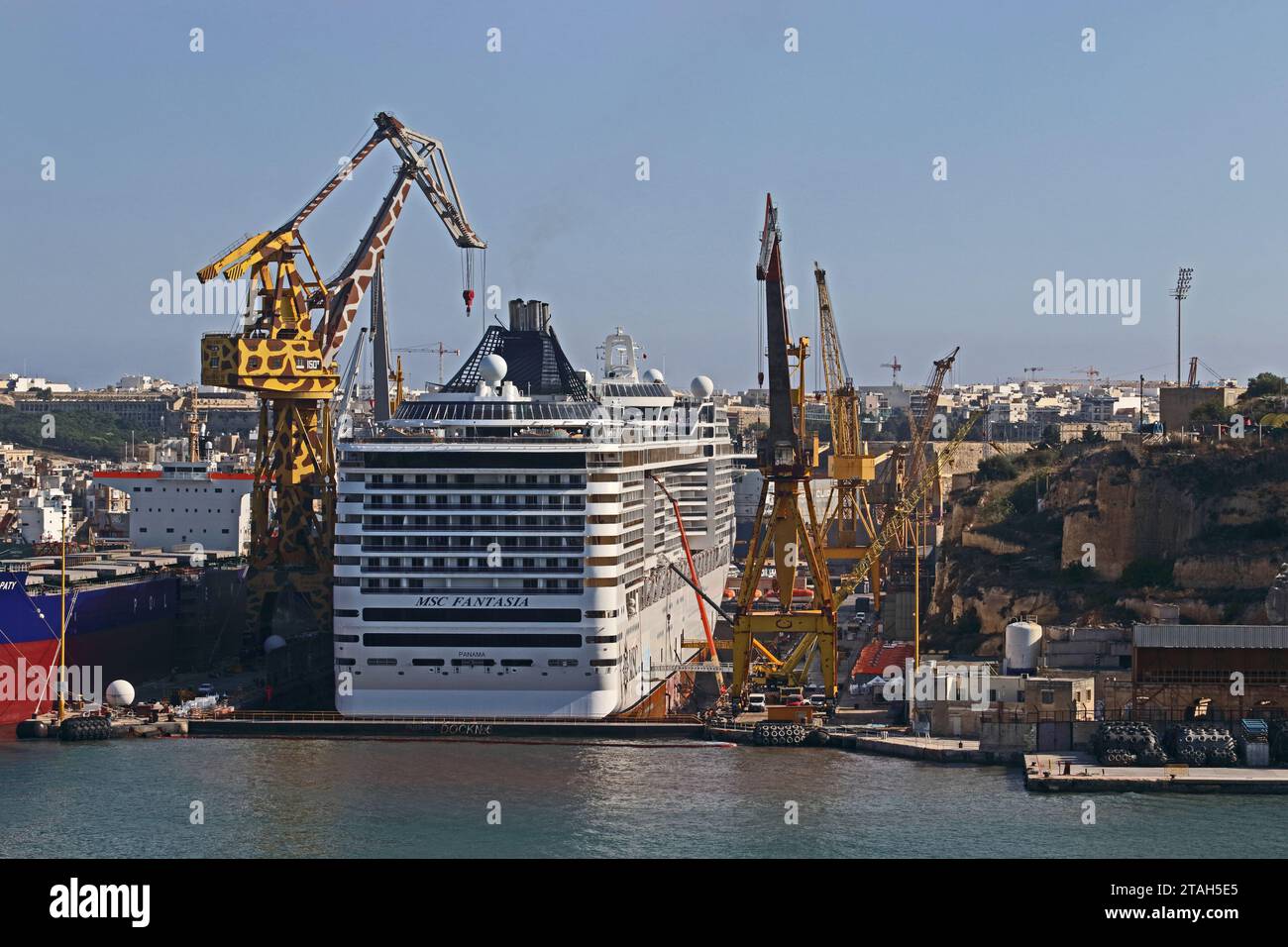 Nave da crociera MSC "Fantasia" in fase di ristrutturazione a Valletta, Malta Foto Stock
