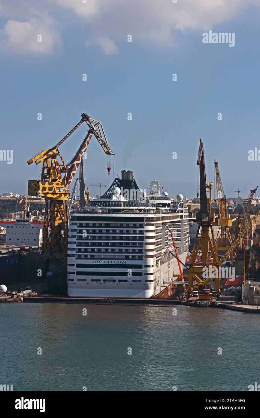 Nave da crociera MSC "Fantasia" in fase di ristrutturazione a Valletta, Malta Foto Stock