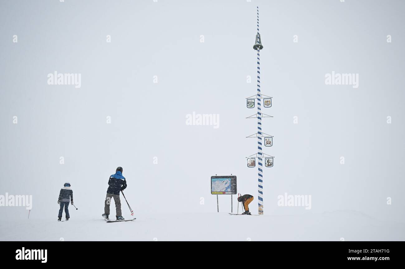 Grainau, Germania. 1 dicembre 2023. Gli sciatori sciano sulle piste all'apertura della stagione sciistica sullo Zugspitze. Credito: Angelika Warmuth/dpa/Alamy Live News Foto Stock