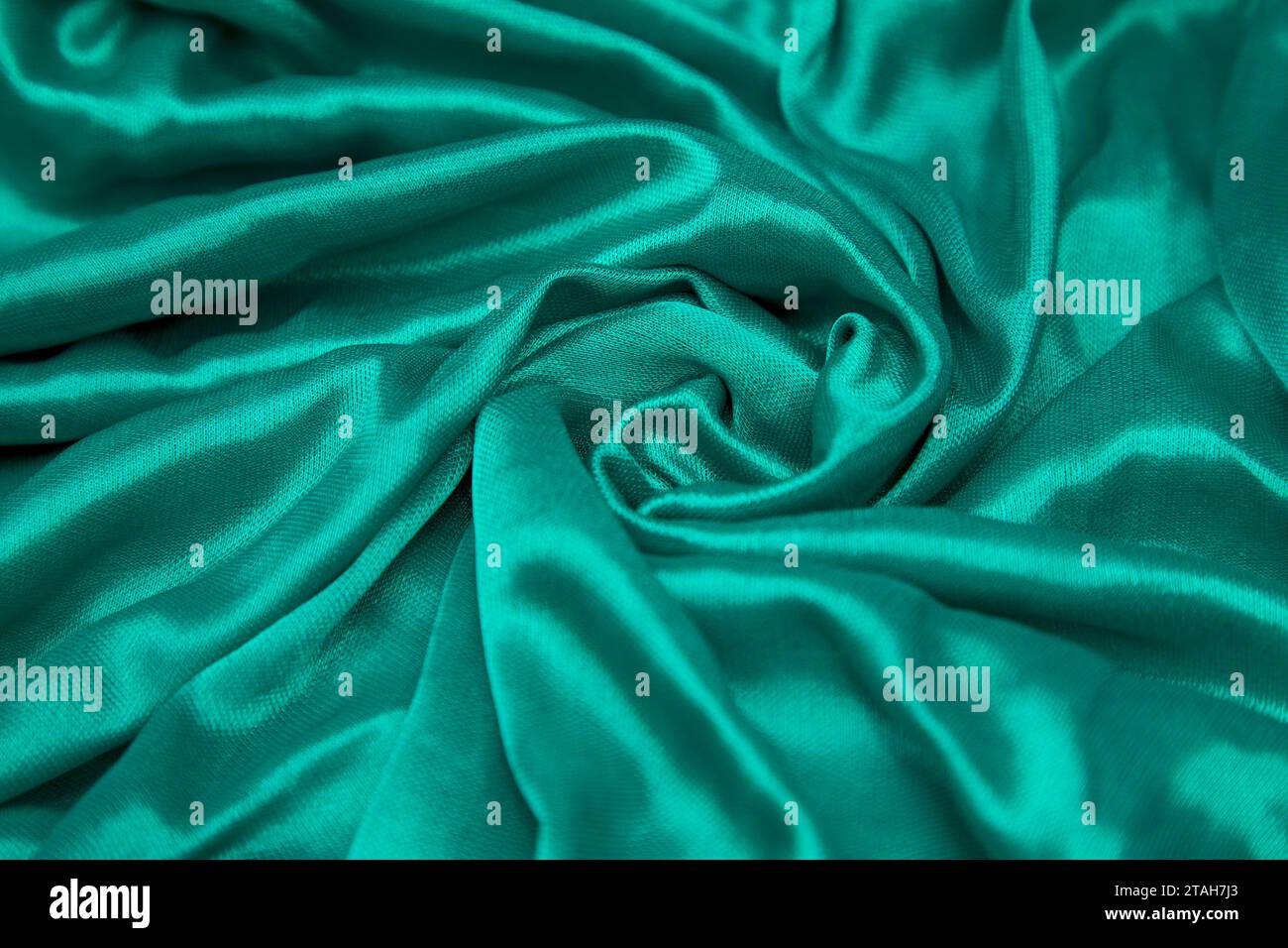 Il tessuto satinato verde presenta un look elegante e liscio Foto Stock