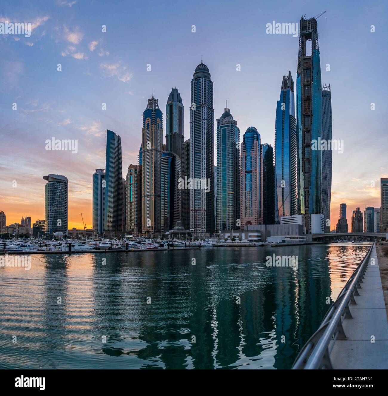I grattacieli di Dubai Marina, Emirati Arabi Uniti, visti dal marciapiede verso il mare, all'alba Foto Stock