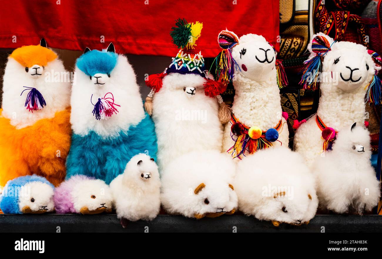 Esposizione di peluche soffici in lana di alpaca, mercato tradizionale di Pisac, Perù Foto Stock
