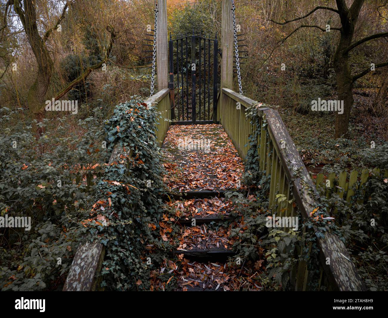 Path and Gateway in Castle Gardens, Wallingford, Oxfordshire, Inghilterra, Regno Unito, GB. Foto Stock