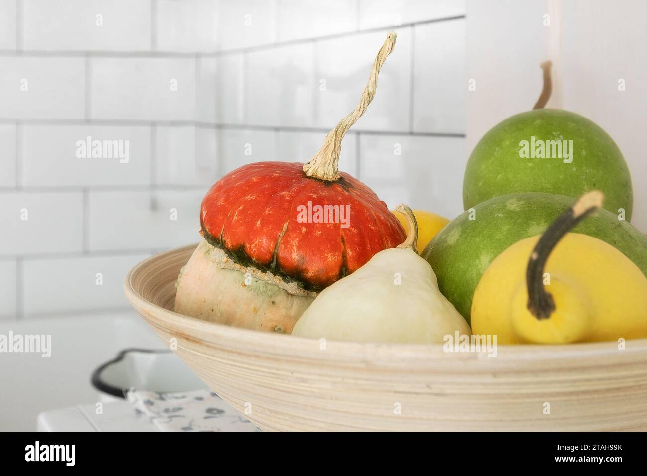 ciotola con frutta e verdura, zucca e pere nella ciotola, sfondo decorativo della cucina Foto Stock