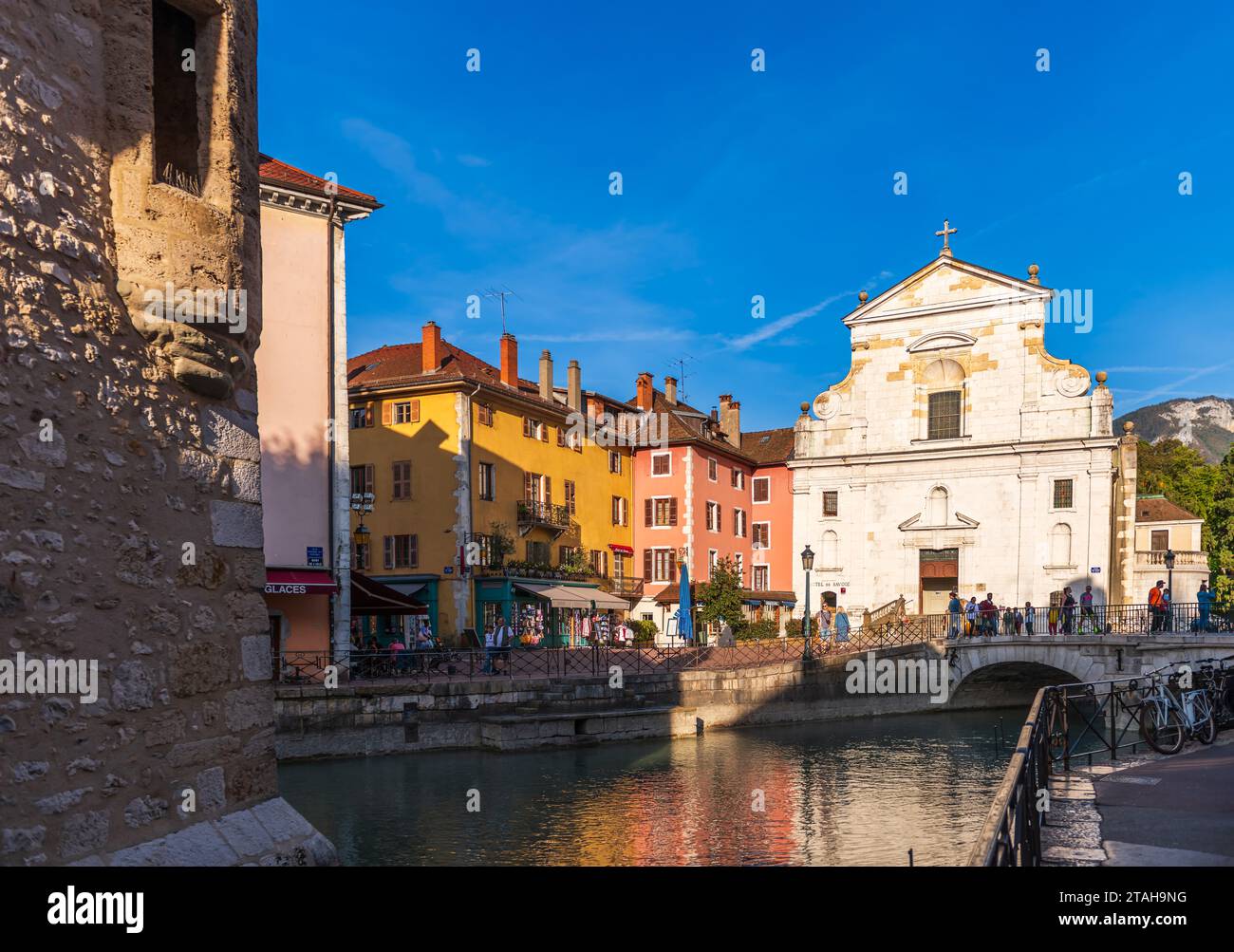 Chiesa di San Francesco di Sales la sera, ad Annecy sulle rive del Thioule, in alta Savoia, Francia Foto Stock