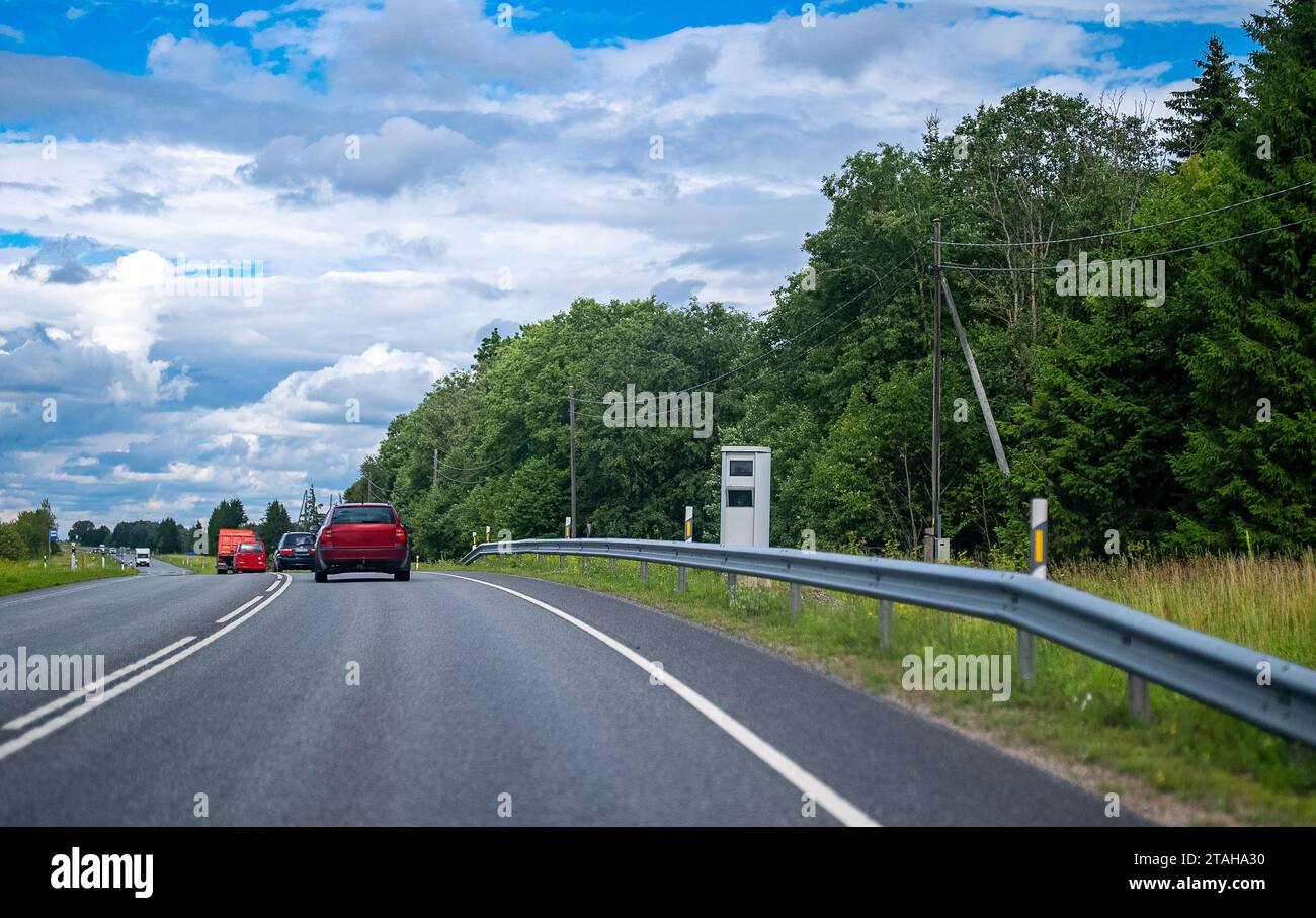 Fotocamera a velocità moderna sulla superstrada. Foto Stock