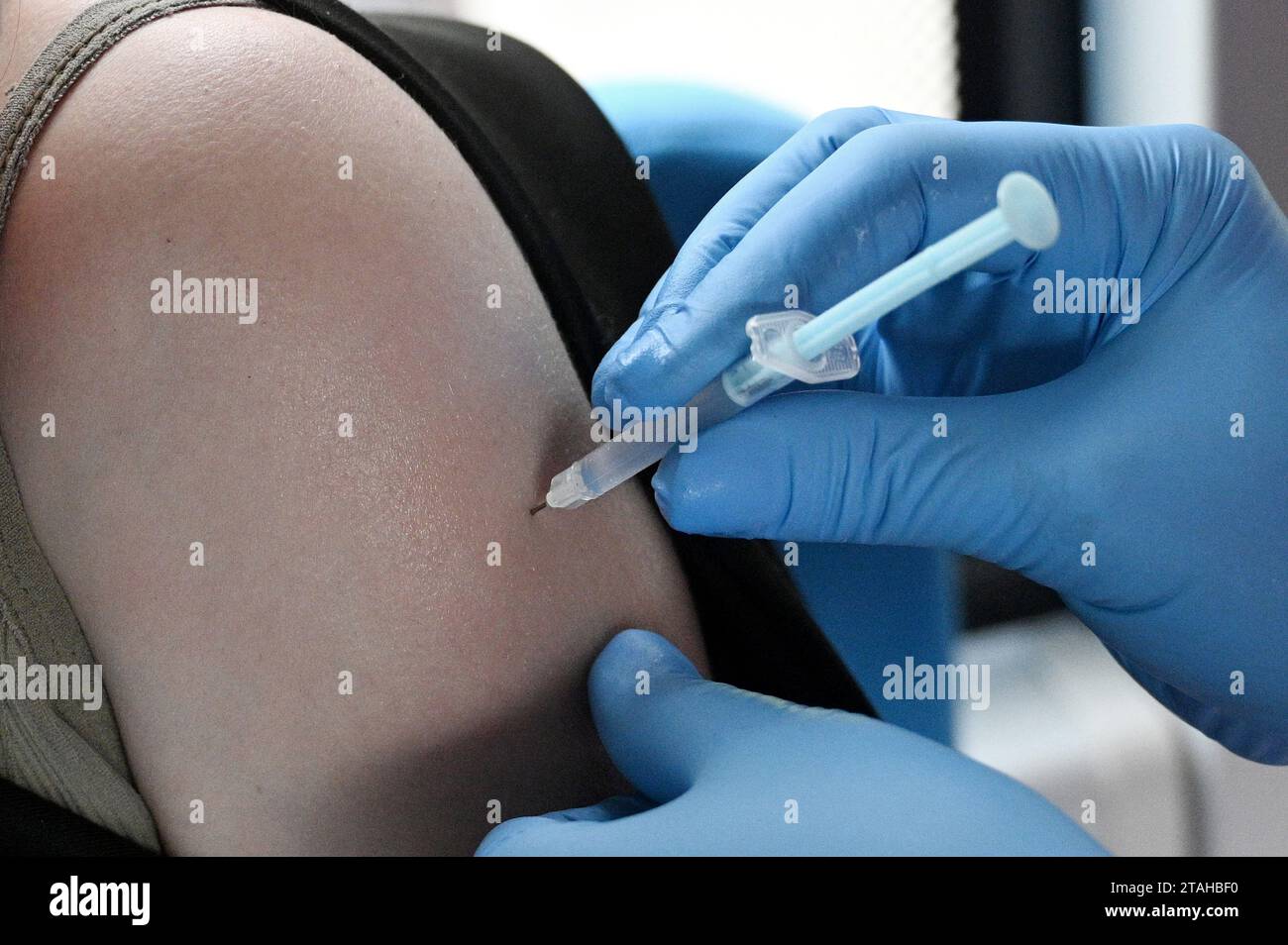 l'infermiere somministra un vaccino. vaccinazione, epidemia, salute. Foto Stock