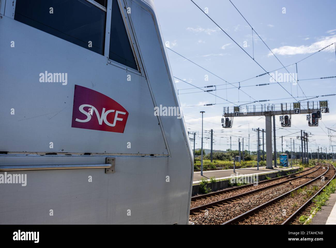 Calais, Francia - 10 agosto 2023 : Logo sulla locomotiva della SNCF companyf, ter, french Train Express Regional (SNCF) in una stazione ferroviaria Foto Stock