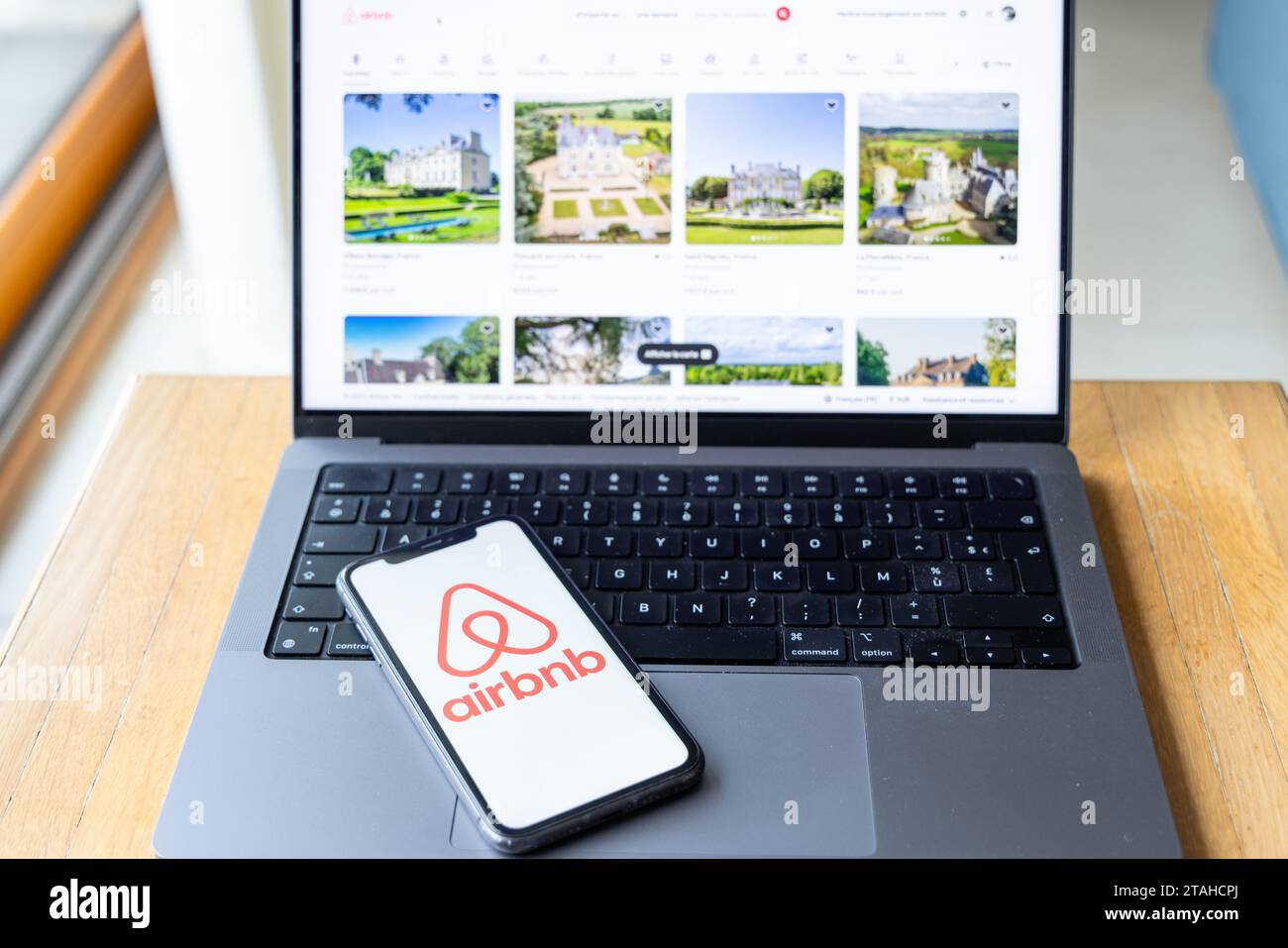 Parigi, Francia - 30 novembre 2023: Smartphone con applicazione Airbnb. Airbnb è un marketplace online e un servizio di ospitalità che consente alle persone di Foto Stock