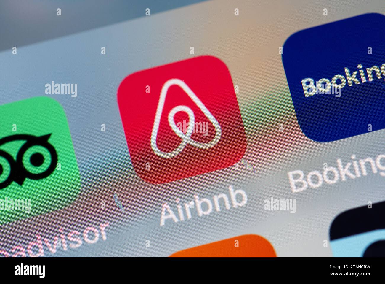 Parigi, Francia - 30 novembre 2023 : primo piano dell'app di viaggio fotografata da uno smartphone, piacevole sfocatura dovuta all'inclinazione. Icona Airbnb in fo Foto Stock