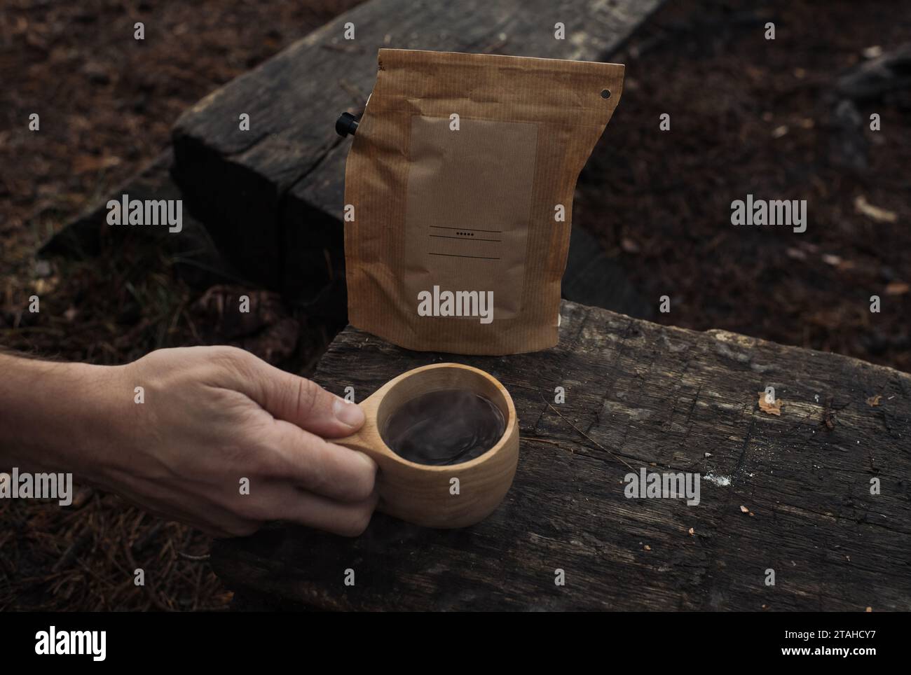 sacchetto di caffè riutilizzabile con tazza riutilizzabile all'aperto nella foresta Foto Stock