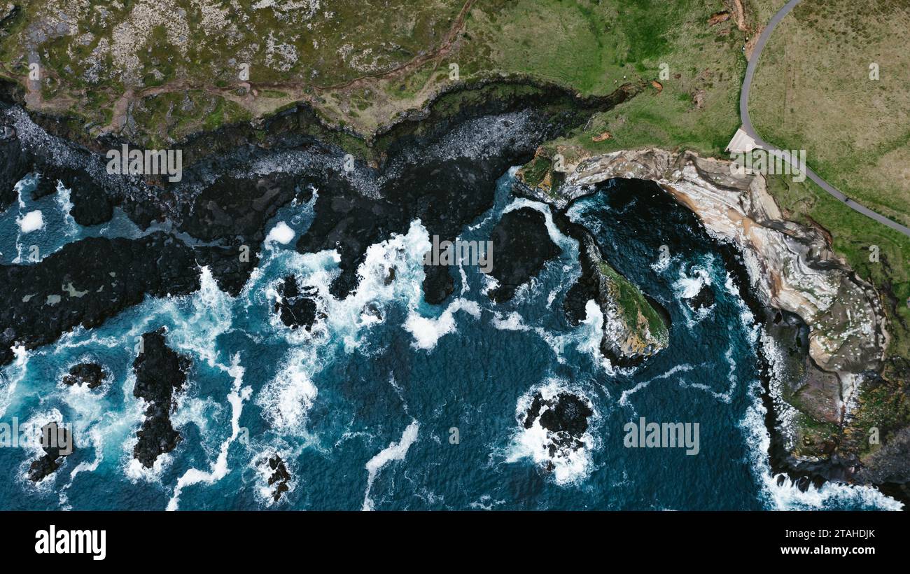 Costa meridionale islandese da rocce laviche droni e oceano Foto Stock