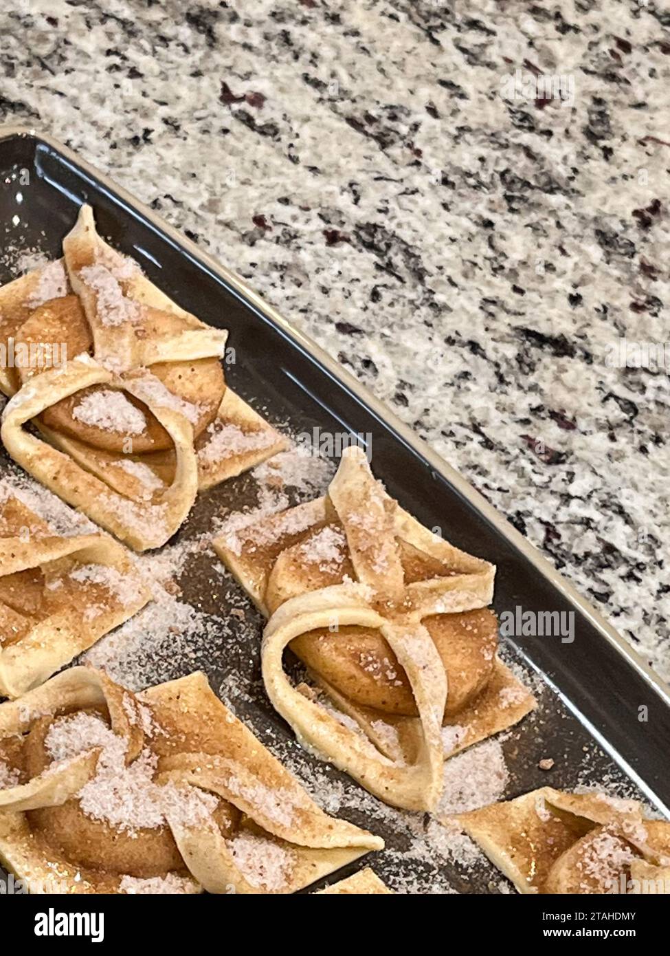 Involtini di mele fatti in casa con cannella e zucchero Foto Stock