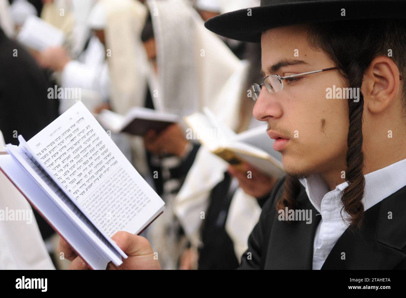 UMAN, UCRAINA - 20 SETTEMBRE 2009: I pellegrini ebrei ortodossi pregano durante la celebrazione del Rosh Hashanah (Capodanno ebraico) a Uman, Ucraina. Foto Stock