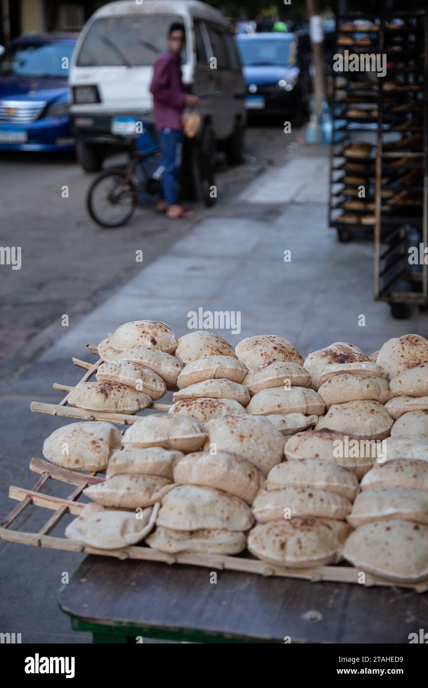 Panetteria tradizionale sulla strada del Cairo, Egitto Foto Stock