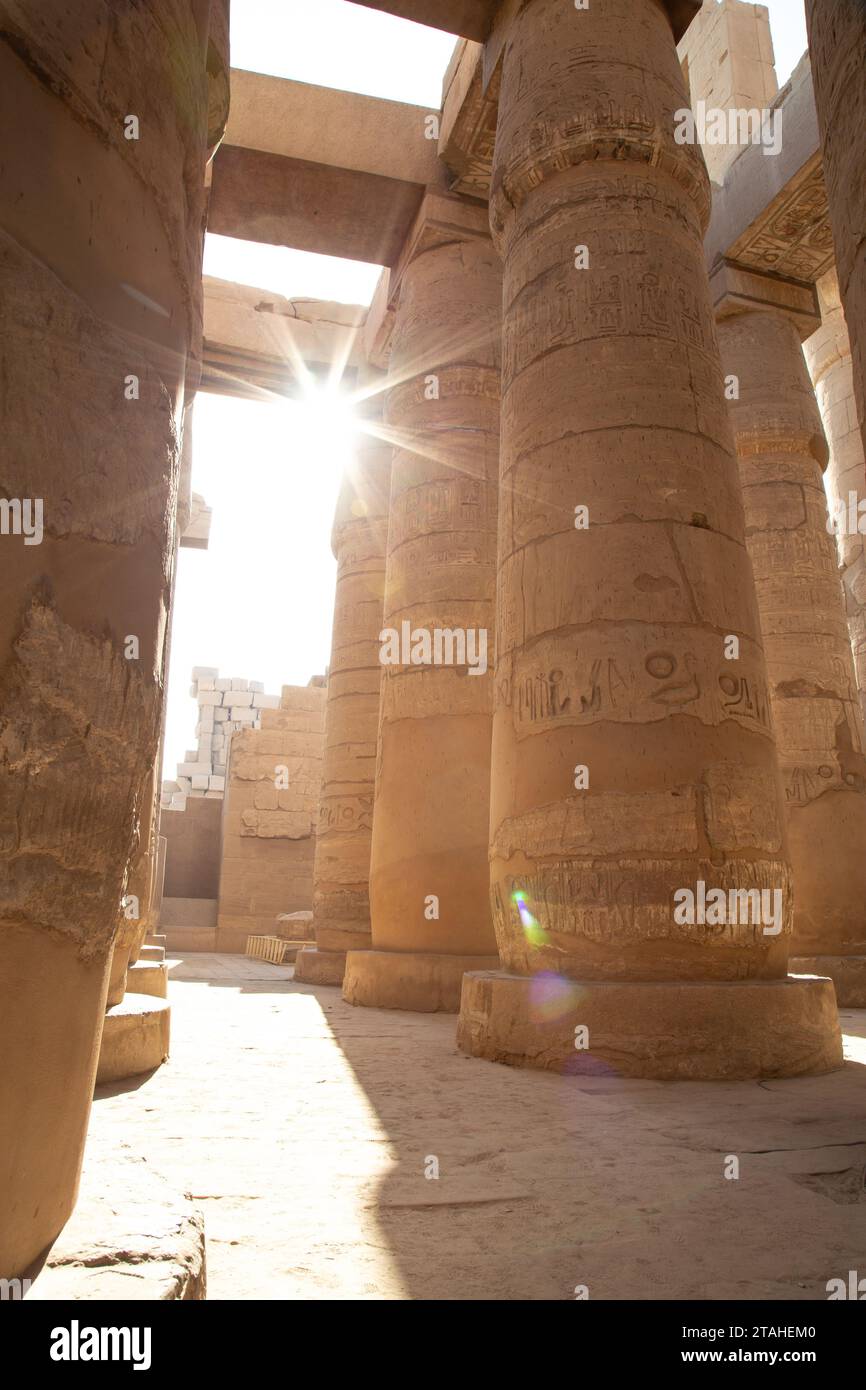 Alba nella sala ipostila, tempio di Karnak, Luxor Foto Stock